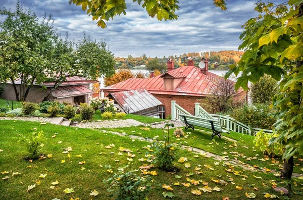 Weergave van de Wolga uit de tuin in de herfst — Stockfoto
