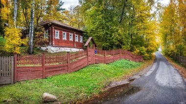 Evin arkasında çit