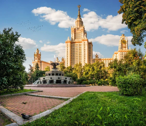 Московський державний університет та фонтан — стокове фото