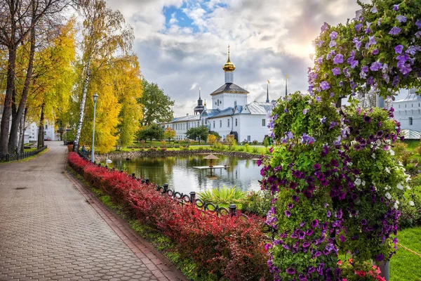 Осень в Толгском монастыре — стоковое фото