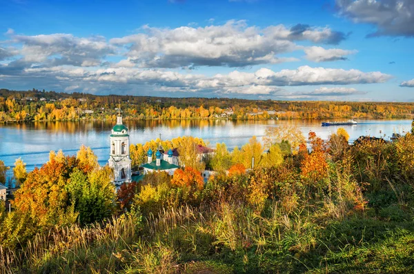 Volga dan Mount Göktepe görünümünü — Stok fotoğraf
