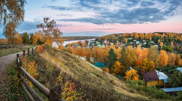 Vista da cidade de Plyos no outono — Fotografia de Stock
