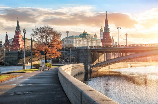 Pohled z věže a chrámy z moskevského Kremlu — Stock fotografie