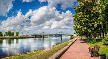 Tver Volga dolgu üzerinde çiçekli kestane ağaçlarının