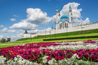 Kazan Kremlin yakınındaki bir renkli çiçek yatak