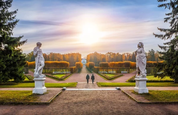 İki beyaz heykeller içinde Palace Park of St. Selo — Stok fotoğraf