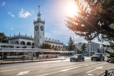     Tren istasyonu ile bir kule Sochi