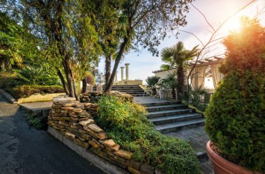 Karadeniz üzerinde bir kafede bir merdiven