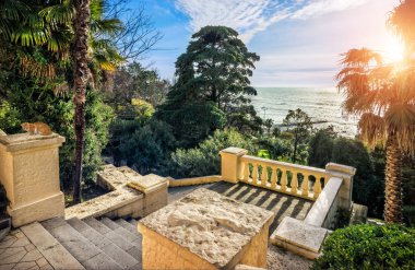 Denize sarı bir merdiven