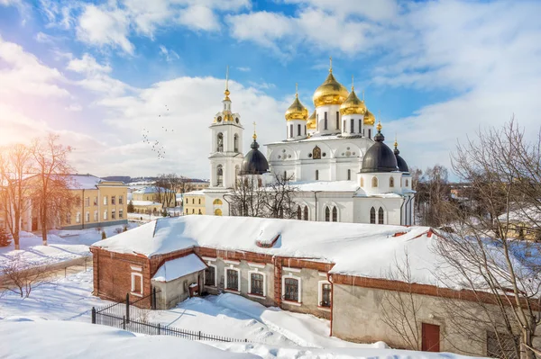 Успенский собор с золотыми куполами — стоковое фото