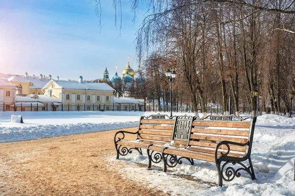 Un banco con la inscripción "Sergiev Posad " — Foto de Stock