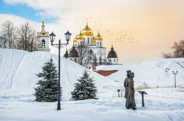 Скульптуры людей возле Успенского собора — стоковое фото