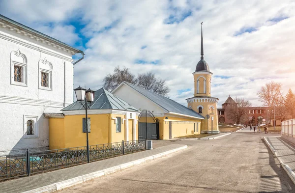 Желтая башня в Кремле в Коломне — стоковое фото