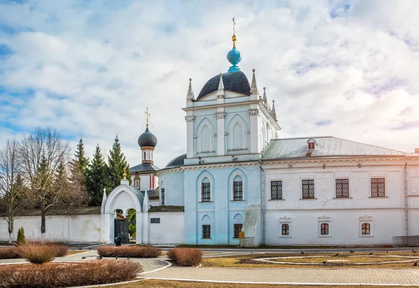 Голубая церковь Ново-Голутвинского монастыря — стоковое фото