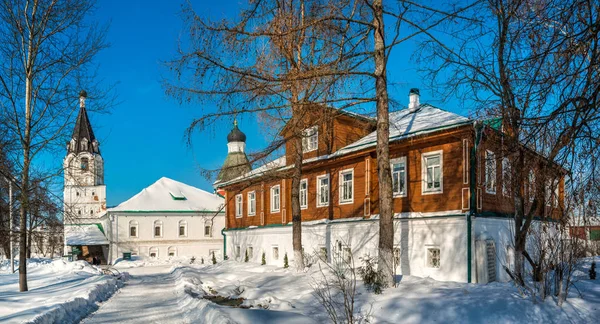 Pokrovskaya iglesia y una casa de madera —  Fotos de Stock