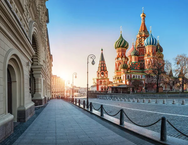 St.-Basiliuskathedraal op het Rode plein in Moskou in de buurt van gom — Stockfoto
