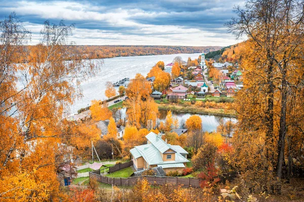 Vue sur l'église de Varvara à Plyos — Photo