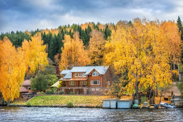 Wooden log house on the shore — Stock Photo, Image