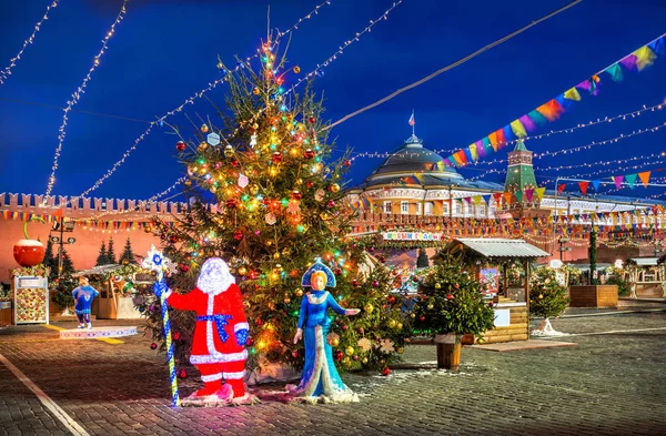 Babbo Natale e la fanciulla delle nevi all'albero di Capodanno — Foto Stock