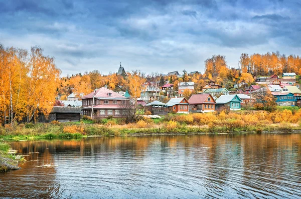 Casas coloridas de madera en el río Shokhonka — Foto de Stock