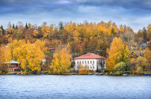 Volga seti üzerinde kırmızı çatılı ev. — Stok fotoğraf