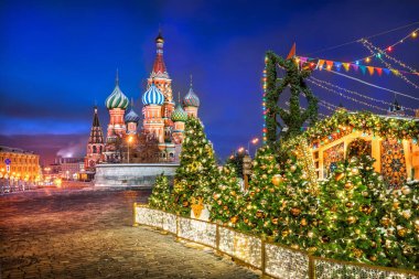 St. Basils Katedrali üzerinde mavi şafak