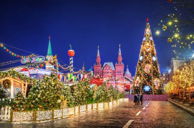 Tarih Müzesi 'nin yanındaki Noel ağacı.