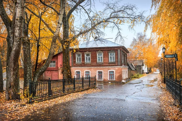 Het huis van de dorpelingen in Plyos. Het huis van de dorpelingen in Plyos. Het huis van de dorpelingen. — Stockfoto