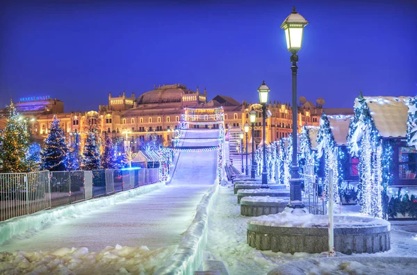 Neve ghiaccio scivolo vicino al Museo Storico — Foto Stock