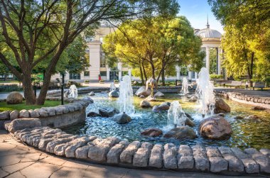 Çeşmeler ve heykel Şarkı söyleyen Turna 