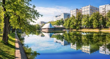 Chistye Prudy 'nin ayna suyu.