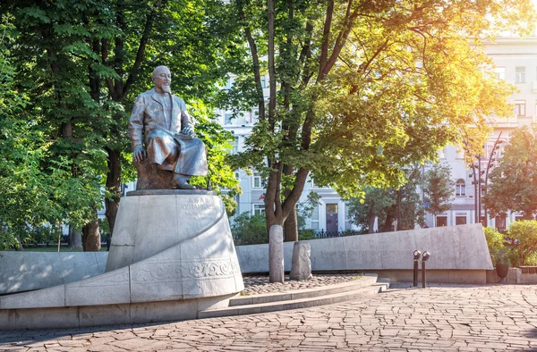 Denkmal für den Dichter abai kunanbaev — Stockfoto