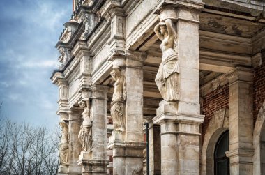 Ön cephede yer alan Caryatids 'in bir parçası olan Caryatids' i görmek istiyorum.
