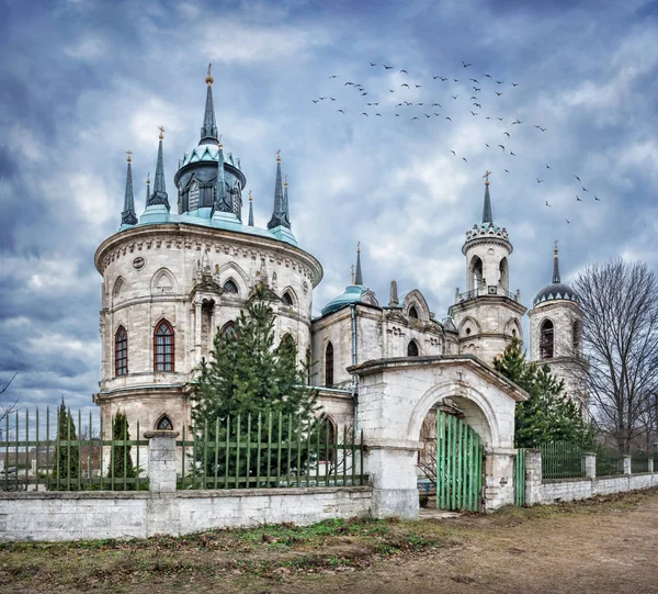 Vladimir kyrka i byn Bykovo — Stockfoto