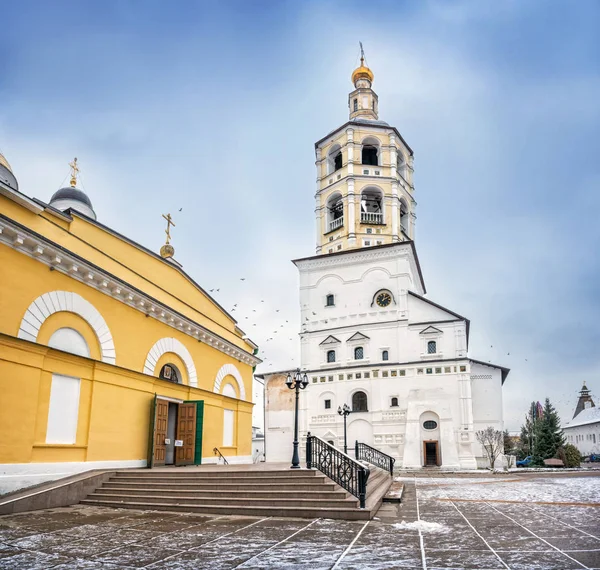 El campanario y la Catedral de la Natividad — Foto de Stock