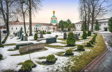 Tolgsky manastırının Spasskaya Kilisesi ve mezar taşları