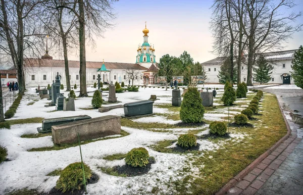 Igreja de Spasskaya e lápides do mosteiro de Tolgsky — Fotografia de Stock