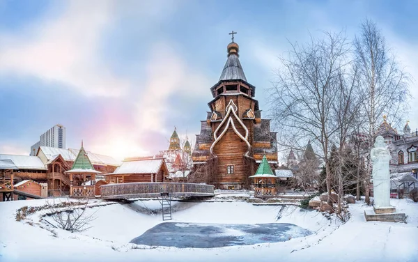 Kostel sv. Mikuláše a zamrzlý rybník — Stock fotografie