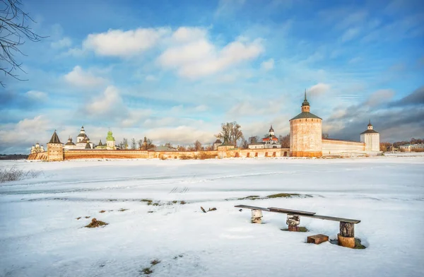 Monasterio Kirillo-Belozersky y un banco — Foto de Stock