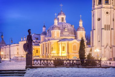 Vologda Kremlin 'in Diriliş Katedrali ve Athena Pallas' ın heykeli. Bir kış gecesinde Vologda Nehri 'nin setinden manzara.