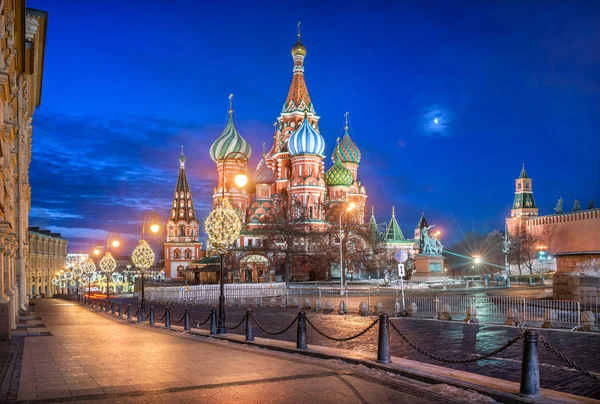 モスクワの赤の広場にあるバジル大聖堂月明かりと冬の朝の提灯 — ストック写真