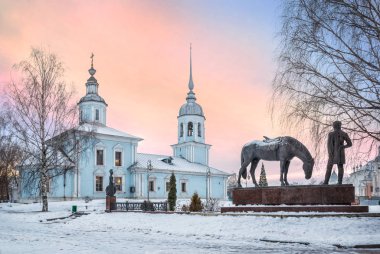 Vologda 'daki Alexander Nevsky Kilisesi ve pembe bir kış sabahı şair Batyushkov' un anıtı.
