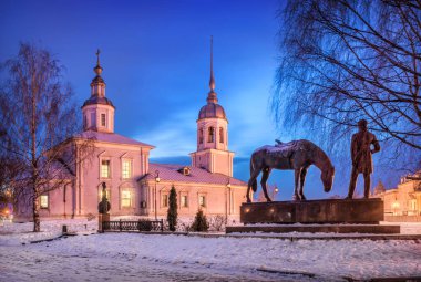 Alexander Nevsky 'nin Vologda Kremlin yakınlarındaki kilisesi ve bir at taşıyan şair Batyushkov anıtı. Bir kış gecesinde Vologda Nehri 'nin setinden manzara.
