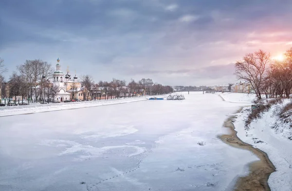ヴォローダのドミトリー プリルツキー教会 ピンクの冬の朝にヴォローダ川の岸と雪に覆われた船 — ストック写真