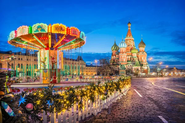 Basilova Katedrála Pod Modrou Oblohou Rudém Náměstí Moskvě Dětský Kolotoč — Stock fotografie