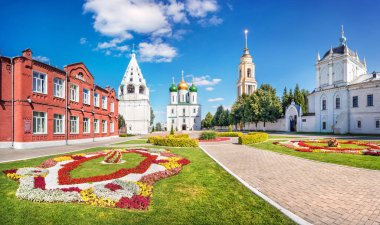 Güneşli bir yaz gününde Kolomna Kremlin ve Katedral Meydanı 'nın renkli tapınaklarının manzarası. Soldaki yazı: okul. Eski kilise katedrali..
