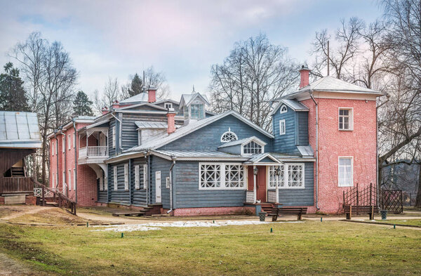 Главный дом в Мурановском усадьбе в облачный весенний день
