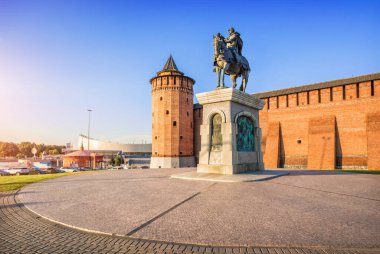 Güneşli bir yaz akşamında Kolomna Kremlin duvarının yanındaki Dmitry Donskoy anıtı. Yazı: Grandük Dmitry Donskoy