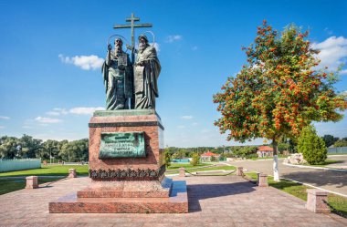 Güneşli bir yaz gününde Kolomna Kremlin bölgesinde Cyril ve Methodius heykeli
