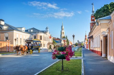 Kolomna 'nın Lazhechnikova caddesinde güneşli bir yaz akşamında at arabası ve kilise kubbeleri